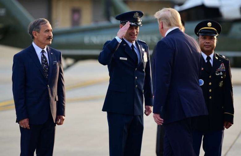 2019년 6월 경기 평택 오산공군기지에서 당시 미 7공군 사령관이던 케네스 윌스바흐 장군(왼쪽 두 번째)이 방한 일정을 위해 전용기 에어포스원을 타고 막 한국에 도착한 도널드 트럼프 미국 대통령에게 거수경례를 하고 있다. 맨 왼쪽은 당시 해리 해리스 주한 미국 대사. 미 공군 제공