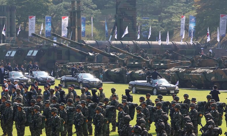 이재명 대통령이 1일 충남 계룡대 대연병장에서 열린 건군 77주년 국군의 날 기념행사에서 열병차량에 탑승해 현무-5, 전차 등을 사열하고 있다. 연합뉴스