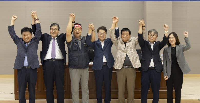 1일 오전 김동연 경기도지사가 수원시 영통구 경기지방노동위원회를 방문해 버스 노사 관계자 등과 협상 타결을 축하하고 있다. 경기도 제공