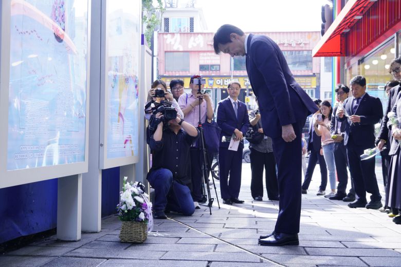 조국 조국혁신당 비상대책위원장이 1일 서울 용산구 이태원 '10·29 기억과 안전의 길'에서 헌화를 하고 묵념을 하고 있다.조국혁신당 제공