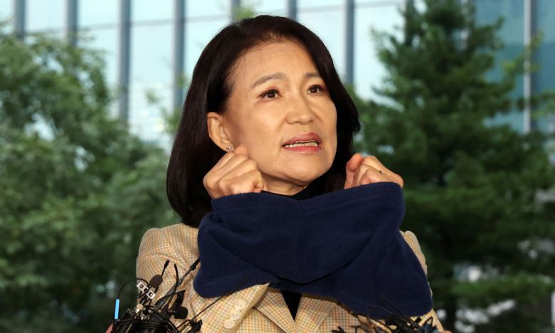 공직선거법·국가공무원법 위반 등 혐의로 체포된 이진숙 전 방송통신위원장이 지난 2일 서울 영등포경찰서로 압송돼 입장을 밝히고 있다. 뉴시스