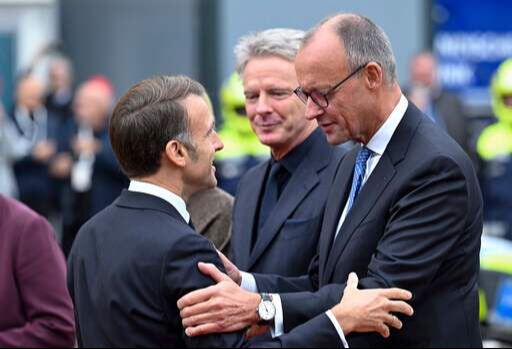 3일(현지시간) 독일 통일 35주년을 맞아 독일·프랑스 국경 도시 자르브뤼켄을 방문한 에마뉘엘 마크롱 프랑스 대통령(왼쪽)이 프리드리히 메르츠 독일 총리와 서로 팔을 붙잡으며 축하의 뜻을 나누고 있다. AFP연합뉴스