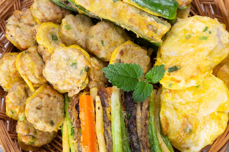 명절 상에 빠지지 않는 전은 부침가루와 달걀물을 입혀 기름에 지져내기 때문에 조리 과정에서 많은 양의 기름을 흡수하게 된다. 클립아트코리아 제공