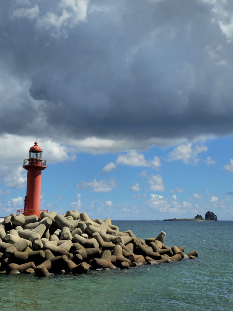 사계항 등대와 형제섬.