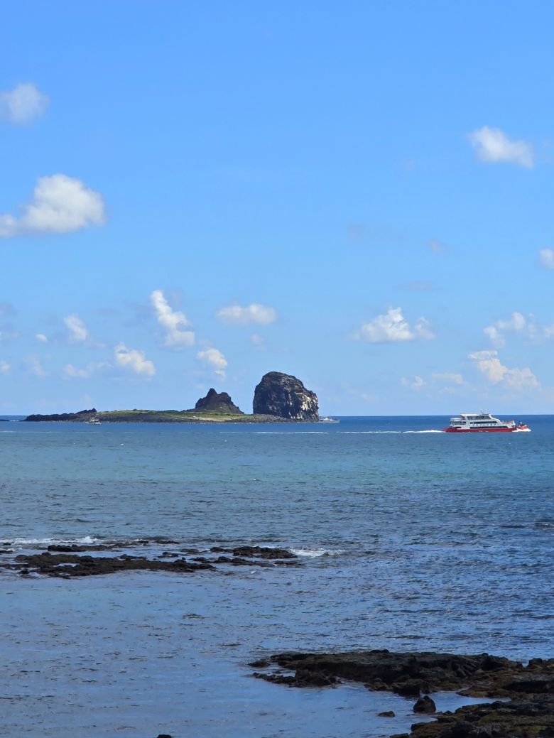 사계해안에서 본 형제섬.