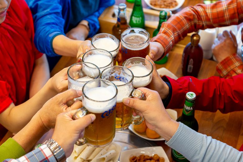 과음은 알코올은 위산 분비를 촉진하고 괄약근을 이완시켜 역류 가능성을 높인다. 클립아트코리아 제공