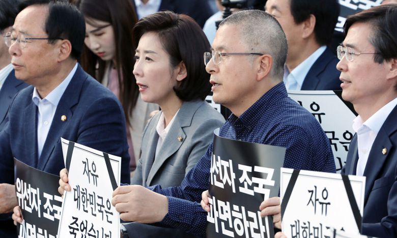 지난 2019년 9월 16일 당시 자유한국당 황교안 대표가 청와대 앞 분수대 광장에서 '조국 법무부 장관 파면 촉구' 삭발식 후 농성을 하고 있다. 연합뉴스