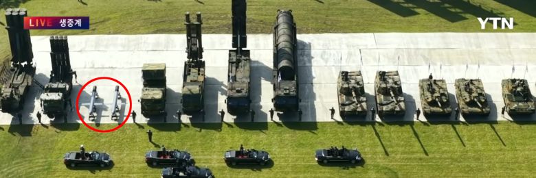 지난 1일 국군의날 기념식 중계화면에 포착된 국산 유도무기들. 붉은 원의 미사일들이 해성-Ⅱ(왼쪽)와 현무-Ⅲ 순항미사일이다. YTN 캡처