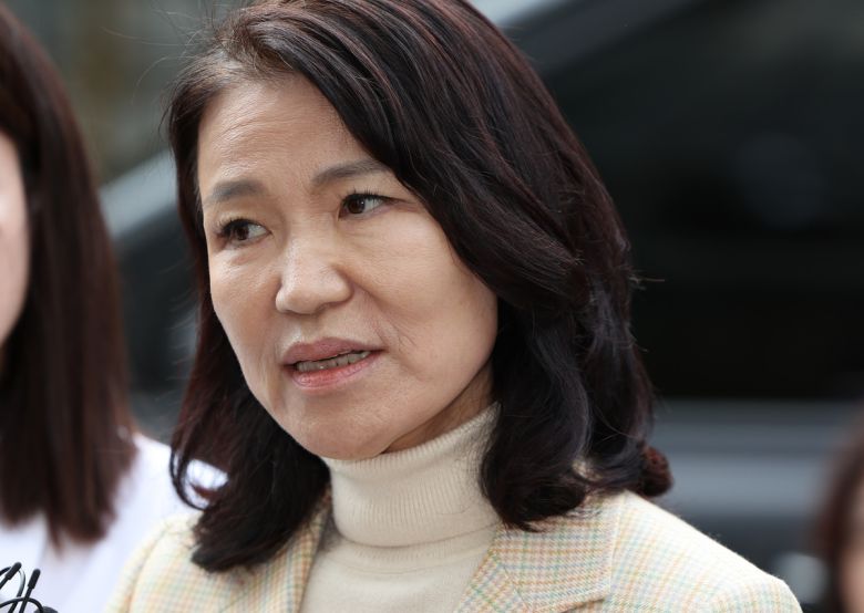 공직선거법·국가공무원법 위반 등 혐의로 체포된 이진숙 전 방송통신위원장이 4일 오후 서울 양천구 서울남부지방법원에서 열린 체포적부심에 출석하며 입장을 밝히고 있다.   뉴시스