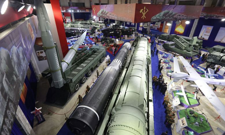 북한 노동당 기관지 노동신문은 5일 무장장비전시회 ‘국방발전-2025’가 지난 4일 수도 평양에서 성황리에 개막했다”고 보도하며 관련 사진을 공개했다. 왼쪽에 극초음속비행체(HGV)를 탑재한 화성-11마형 미사일이 보인다. 노동신문·뉴스1