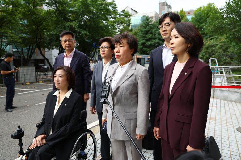 조배숙 의원을 비롯한 국민의힘 의원들이 4일 오후 공직선거법·국가공무원법 위반 등 혐의로 체포된 이진숙 전 방송통신위원장의 체포적부심이 열리는 서울 양천구 서울남부지방법원에서 이 전 위원장의 석방을 촉구하고 있다.    뉴시스