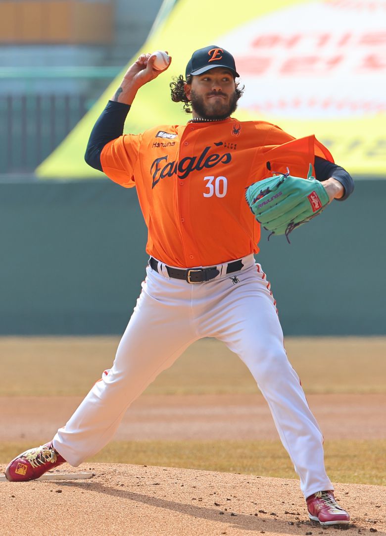 한화 선발 투수 폰세가 역투하고 있다. 연합뉴스