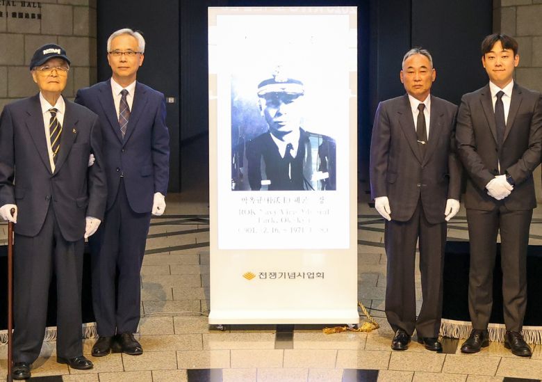 지난 2일 서울 용산 전쟁기념관에서 ‘이달(10월)의 호국 인물’ 박옥규 제독을 기리는 현양 행사가 열려 주요 참석자들이 고인의 영정 옆에서 기념촬영을 하고 있다. 왼쪽부터 안병태 전 해군참모총장, 양동학 전쟁기념사업회 사무총장(예비역 육군 준장), 유족 대표 박호성 전 해양경찰청 경감(고인의 손자), 박상현씨(고인의 증손자). 전쟁기념사업회 제공