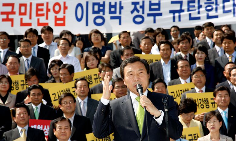 지난 2008년 5월 29일 당시 통합민주당 손학규, 박상천 대표 등 지도부와 당직자들이 국회 본관 앞에서 쇠고기 장관고시 규탄대회를 열고 "미국산 쇠고기 수입 장관고시는 국민을 무시하고 국민을 탄압하는 것이라며 장관고시 방침을 즉각 중단하라"고 주장하고 있다. 연합뉴스