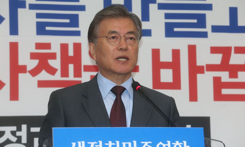 지난 2015년 11월 4일 당시 새정치민주연합 문재인 대표가 국회 당 대표실에서 '역사국정교과서 저지, 이제부터 시작'이라는 제목의 대국민 담화문을 발표하고 있다. 연합뉴스