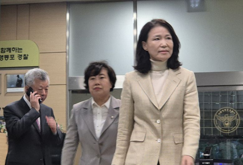 이진숙 전 방송통신위원장이 4일 오후 서울 영등포경찰서에서 석방돼 귀가하고 있다. 이날 체포적부심사 심문을 진행한 법원은 이 전 위원장의 청구를 인용했다.    뉴스1