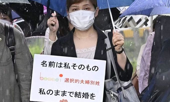 일본에서 한 여성이 현행 부부동성제 개선과 부부별성제 도입을 촉구하는 시위를 하고 있다. 여성이 들고 있는 손팻말에는 “이름을 나 그 자체, 나인 채로 결혼을”이라고 적혀 있다. 결혼 후에도 남편 성을 따르는 대신 자신의 원래 성을 계속 쓰고 싶다는 바람이 담겨 있다. 교도연합뉴스