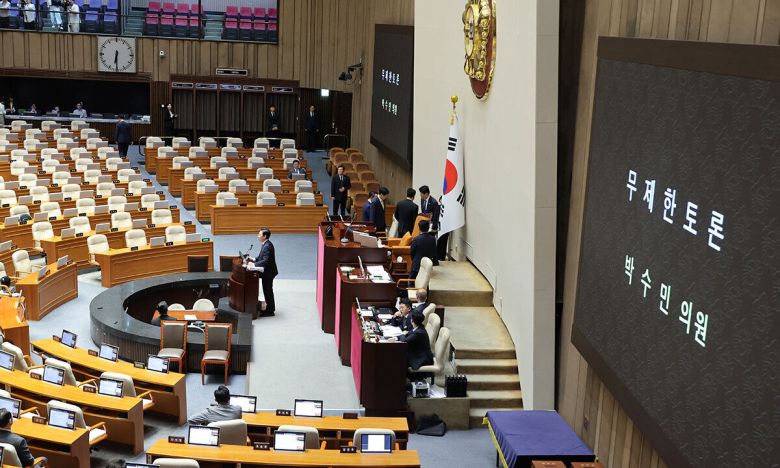 지난 9월 25일 국민의힘 박수민 의원이 국회 본회의에서 정부조직법 일부개정법률안에 대한 필리버스터(무제한 토론을 통한 합법적 의사진행 방해)를 하고 있다. 연합뉴스