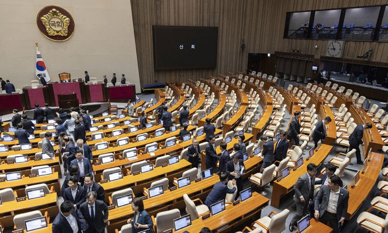 지난 9월 29일 더불어민주당을 중심으로한 의원들이 4박 5일간의 필리버스터(무제한 토론)을 거쳐 5개의 법안 처리를 끝낸 뒤 본회의장을 떠나고 있다. 연합뉴스