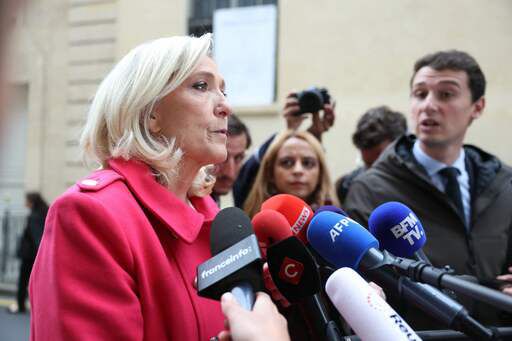 프랑스 극우 정당 국민연합(RN) 지도자인 마린 르펜 의원이 3일(현지시간) 세바스티앙 르코르뉘 신임 총리와의 면담을 마치고 총리 관저를 나서며 취재진의 질문에 답하고 있다. 르펜은 르코르뉘가 발표한 새 내각 명단을 본 뒤 “한심하다. 말문이 막힌다”며 의회의 총리 불신임 추진에 찬성한다는 입장을 밝혔다. AFP연합뉴스