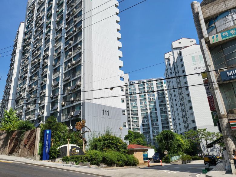 서울 성동구 옥수동의 옥수삼성아파트. 2024년 7월 전용면적 59㎡은 12억원대에 거래됐지만 최근엔 17억원대에 거래됐다. 양다훈 기자