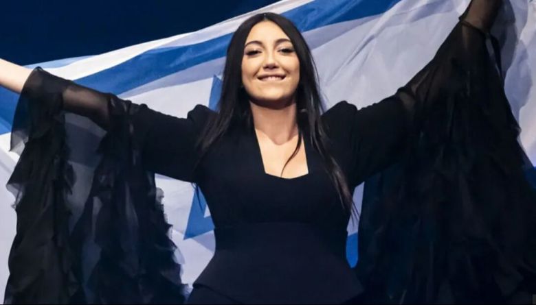 이스라엘의 신인 가수 유발 라파엘. 지난 5월 스위스 바젤에서 열린 제69회 ‘유로비전 송 테스트’에 출전해 2위를 차지했다. 그의 입상은 유럽 전역에서 ‘이스라엘을 유로비전 경연에서 퇴출해야 한다’는 반발의 목소리가 터져 나오는 계기로 작용했다. EPA연합뉴스