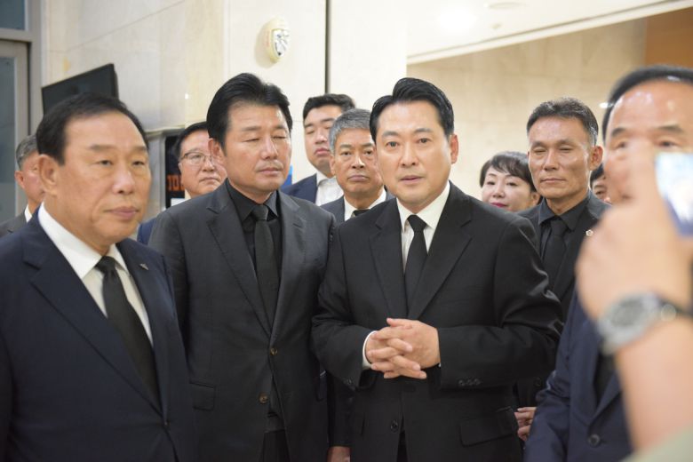 국민의힘 장동혁 대표가 지난 4일 오후 세종시 한 장례식장에 마련된 국가전산망 장애 업무를 담당하다가 극단적인 선택을 한 행정안전부 공무원의 빈소를 찾아 조문한 뒤 발언하고 있다. 세종시 제공