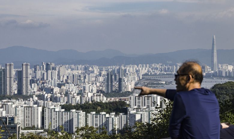 서울 시내 한 아파트 단지 전경. 최근 월세 거래 절반 가까이가 100만 원 이상으로 나타나면서 세입자들의 부담이 커지고 있다. 뉴시스