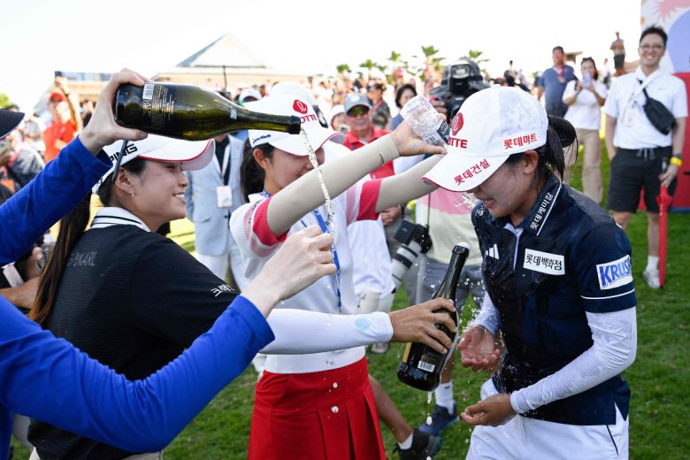 빌라 산디로 축하셰례를 받는 황유민. AFP연합뉴스