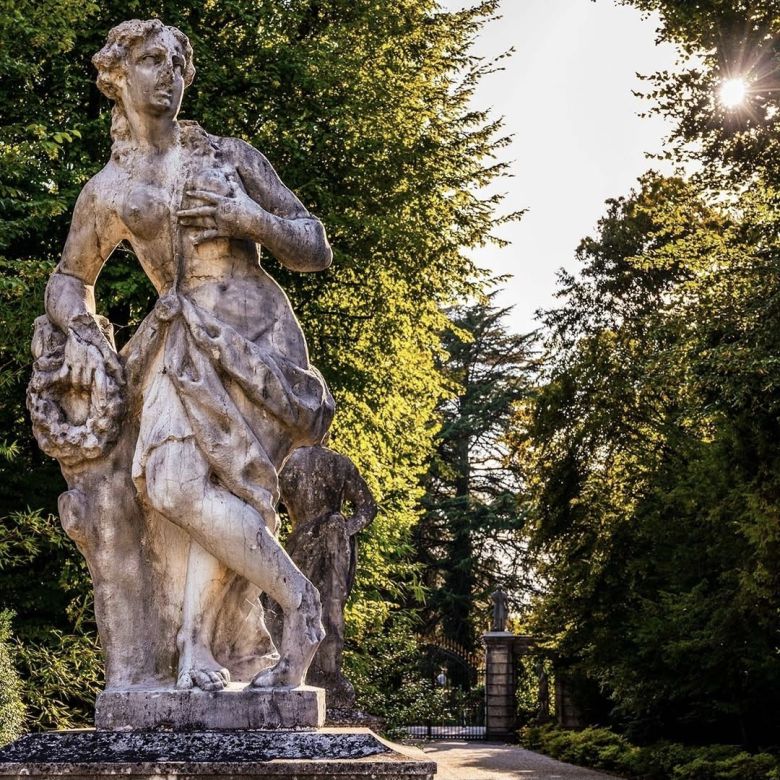 빌라 산디 조각 작품. 인스타그램