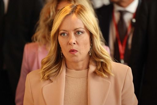 조르자 멜로니 이탈리아 총리. 사진은 지난 2일(현지시간) 덴마크 코펜하겐에서 열린 유럽정치공동체(EPC) 정상회의 참석을 위해 이동하는 도중 취재진을 보면서 다소 곤혹스러운 표정을 짓는 모습. 그는 이스라엘의 가자 지구 공격에 미온적으로 대응했다는 이유로 ICC에 ‘집단학살 방조범’으로 고발을 당하는 등 정치적 곤경에 처했다. AFP연합뉴스