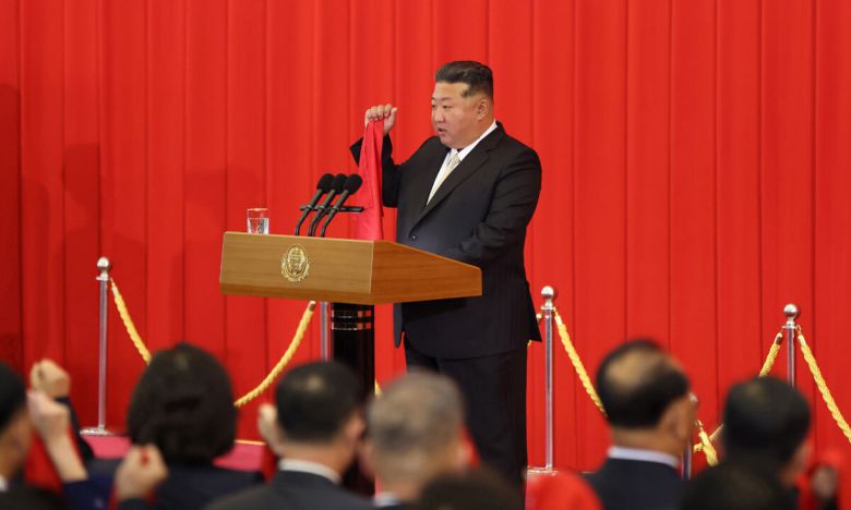 정권 수립 77주년 기념일(9·9절)을 맞아 김정은 북한 국무위원장이 참석한 가운데 만수대의사당에서 국기게양식 및 중앙선서모임이 9일 진행됐다고 조선중앙통신이 10일 보도했다. 조선중앙통신·연합뉴스