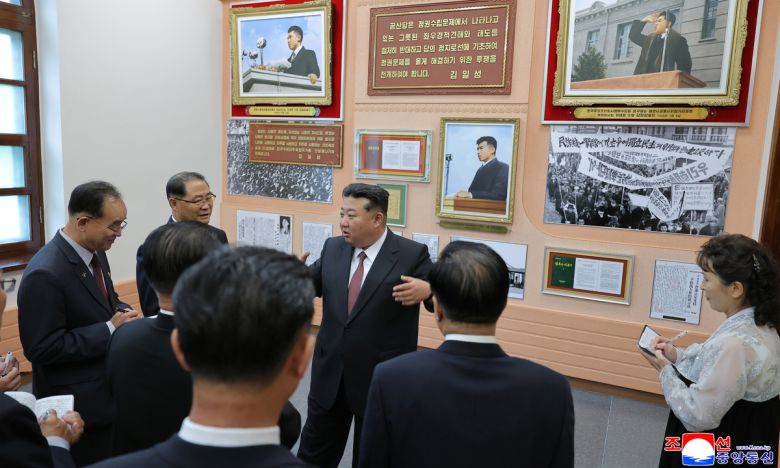 김정은 북한 국무위원장은 노동당 창건 80주년 기념일(10월 10일)을 앞둔 8일 평양 해방산거리에 있는 당창건사적관을 찾아 연설했다고 조선중앙통신이 9일 보도했다. 평양 조선중앙통신=연합뉴스