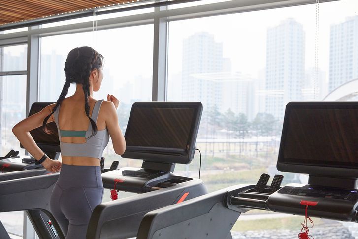 명절 뒤에는 가벼운 유산소 운동과 스트레칭으로 생활 리듬을 회복하는 게 중요하다.