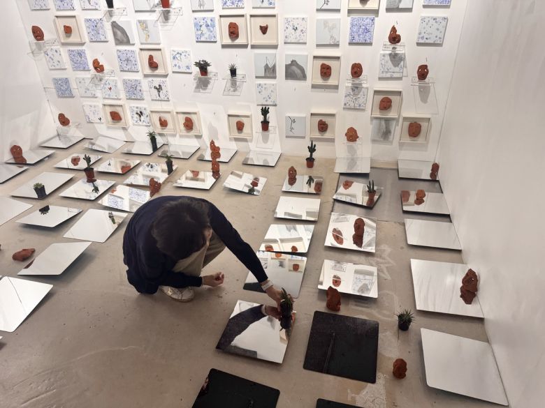 “becoming” 전시 작품을 점검하는 김혜성 작가.