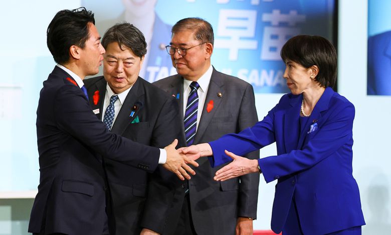 지난 4일 일본 집권 자민당 총재선거에서 당선된 다카이치 사나에 신임 총재가 고이즈미 신지로 농림수상상 장관과 인사를 나누고 있다. AP연합뉴스