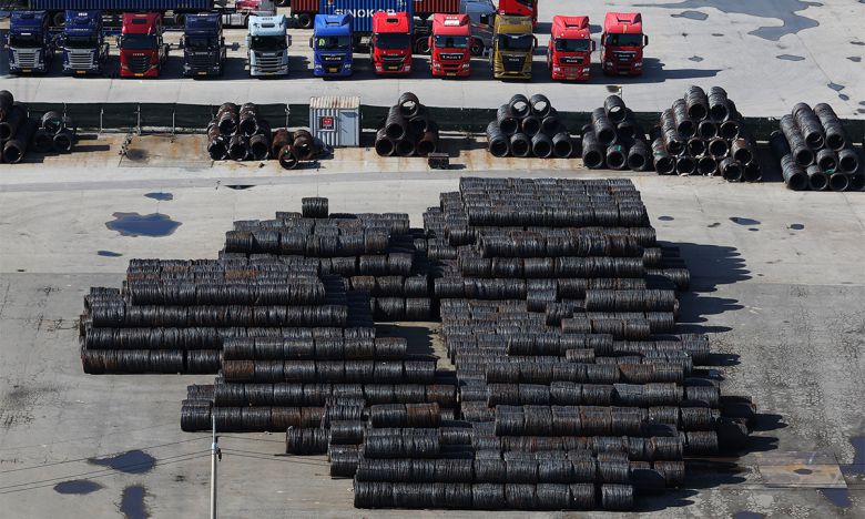 8일 경기도 평택항에 철강 제품이 쌓여있는 모습. 연합뉴스