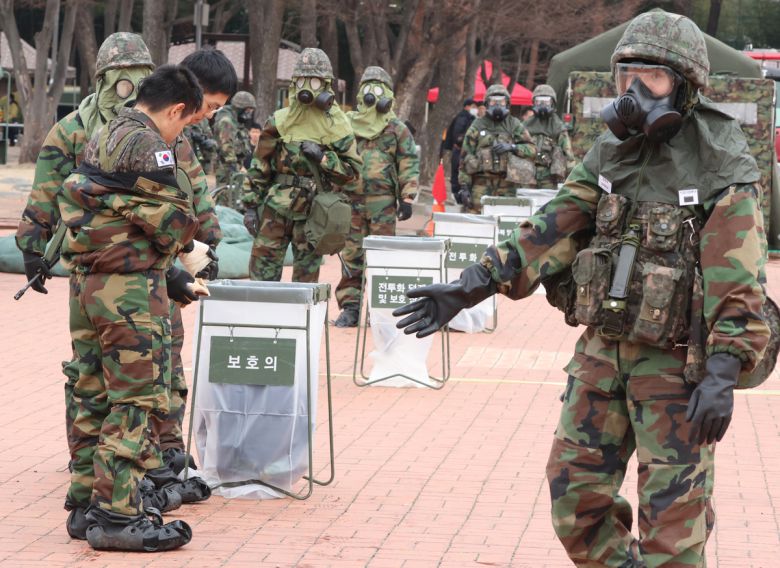 육군 장병들이 미사일 공격에 따른 핵·화생방 피폭으로 인한 대량 사상자 및 부상자 발생 상황을 가정한 훈련을 하고 있다. 세계일보 자료사진