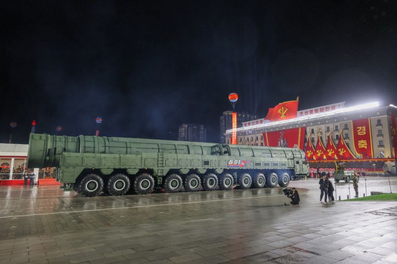 북한의 신형 대륙간탄도미사일(ICBM) 화성-20형이 10일 밤 평양 김일성 광장에서 열린 노동당 창건 80주년 열병식에 모습을 드러내고 있다. 타스·연합뉴스