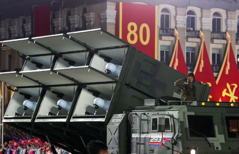 북한의 신형 자폭드론 발사차량이 10일 밤 평양 김일성 광장에서 열린 노동당 창건 80주년 열병식에 모습을 드러내고 있다. 타스·연합뉴스