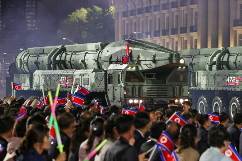 북한의 중장거리 극초음속미사일이 10일 밤 평양 김일성 광장에서 열린 노동당 창건 80주년 열병식에 모습을 드러내고 있다. 타스·연합뉴스