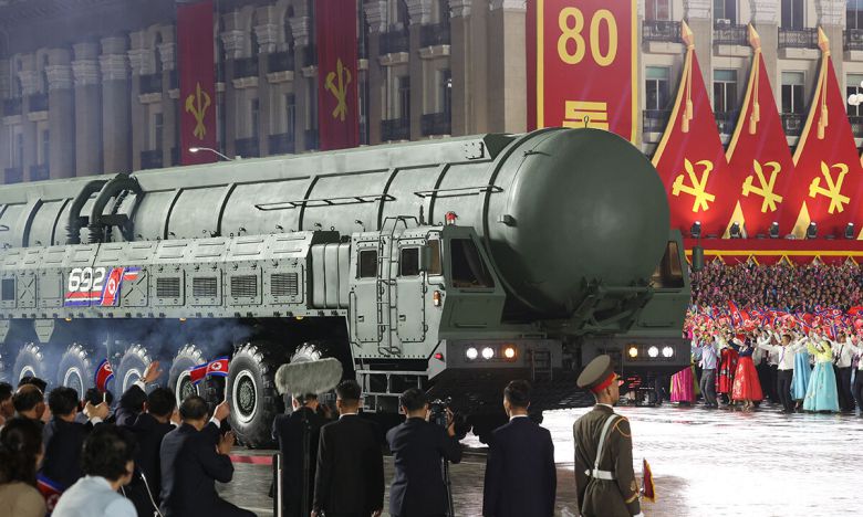 북한의 신형 대륙간탄도미사일(ICBM) 화성-20형이 10일 밤 평양 김일성 광장에서 열린 노동당 창건 80주년 열병식에 모습을 드러내고 있다. 타스·연합뉴스