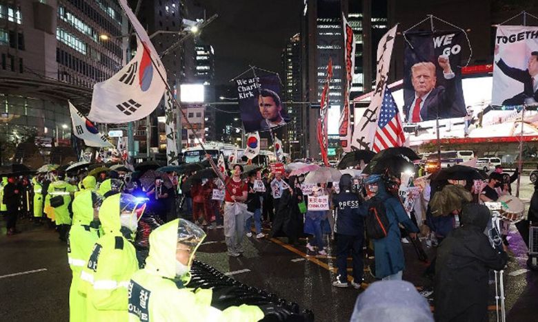 지난 9월19일 윤석열 전 대통령을 지지하는 극우 단체가 명동 주한중국대사관 인근에서 반중 집회를 벌이고 행진을 시작하자 경찰이 명동거리로 향하는 길을 막고 있다. 연합뉴스