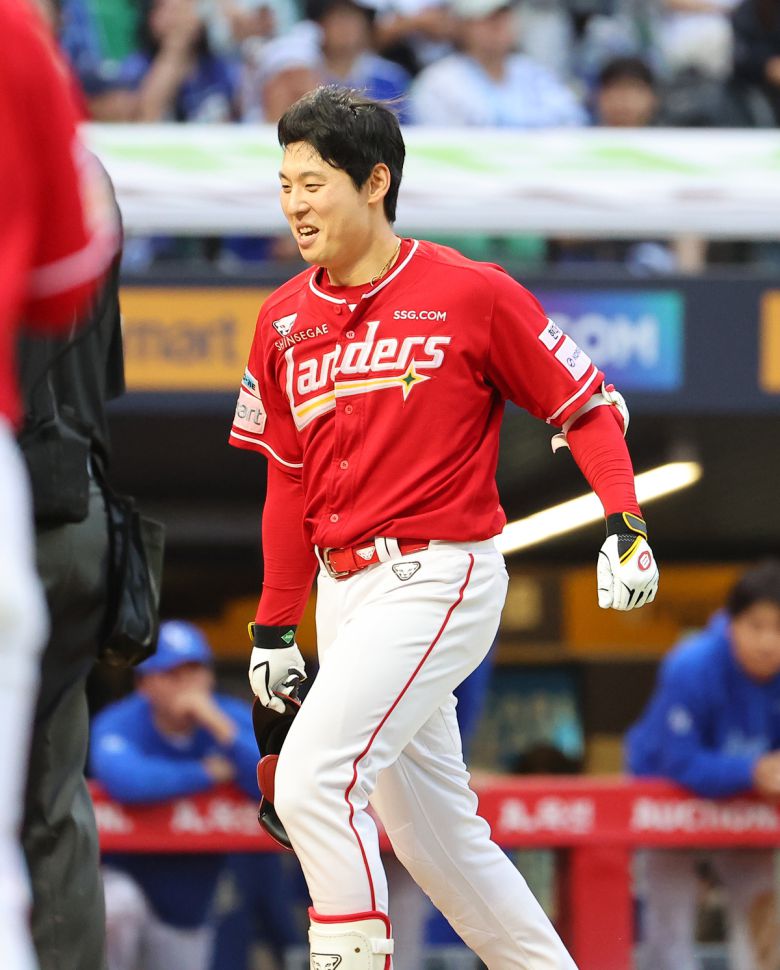11일 인천 SSG랜더스필드에서 열린 2025 프로야구 KBO리그 포스트시즌 준플레이오프 2차전 삼성 라이온즈와 SSG 랜더스의 경기. SSG 김성욱이 9회말 1사 끝내기 솔로 홈런을 친 뒤 그라운드를 돌고 있다. 연합뉴스