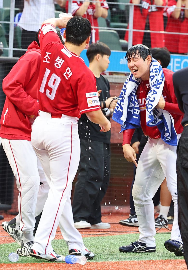 11일 인천 SSG랜더스필드에서 열린 2025 프로야구 KBO리그 포스트시즌 준플레이오프 2차전 삼성 라이온즈와 SSG 랜더스의 경기. 9회말 1사 SSG 김성욱이 끝내기 홈런을 친 뒤 동료들의 물세례를 받고 있다. 연합뉴스