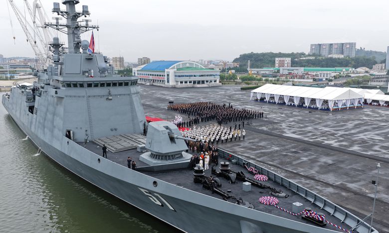 북한이 새로 건조한 구축함 최현함이 항구에 정박해 있다. 조선중앙통신·연합뉴스