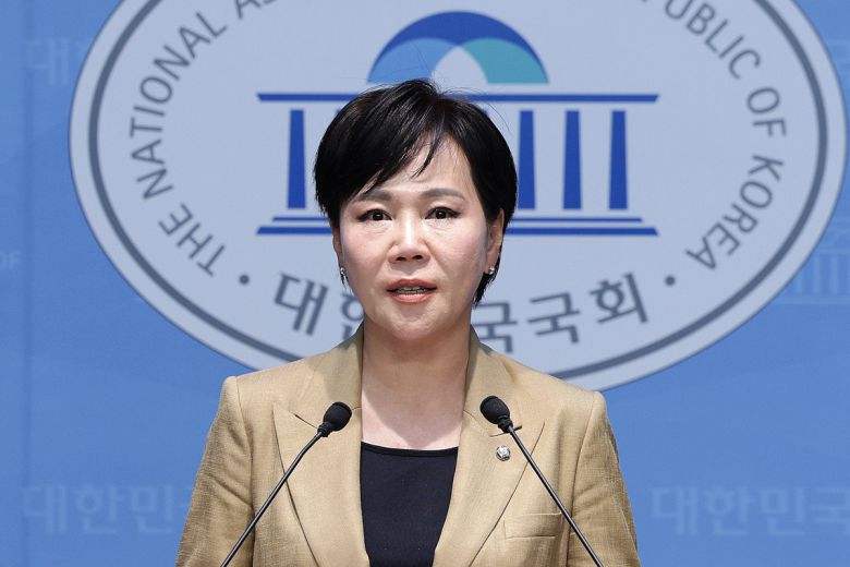 전현희 더불어민주당 3대특검 대응 특별위원회 위원장이 10일 서울 여의도 국회 소통관에서 오세훈 서울시장의 불법 혐의를 수사할 것을 촉구하는 기자회견을 하고 있다. 뉴스1