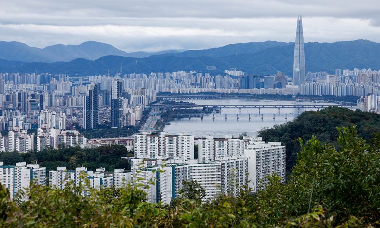 더 멀어지는 내 집 마련의 꿈 서울 아파트값이 지난달 29일 기준 전주보다 0.27% 올라 4주 연속 상승 폭이 확대되는 등 집값 상승세가 뚜렷해지는 가운데 12일 서울 중구 남산에서 바라본 한강 주변에 아파트 단지가 빼곡하다. 뉴스1