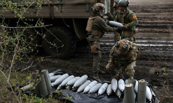 우크라이나 바흐무트에서 포탄을 나르는 우크라이나 병사들
