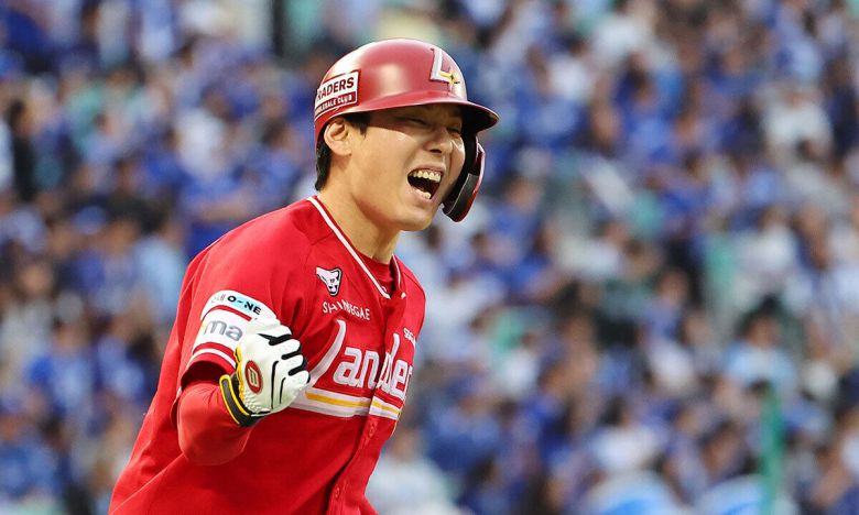 11일 인천 SSG랜더스필드에서 열린 2025 프로야구 KBO리그 포스트시즌 준플레이오프 2차전 삼성 라이온즈와 SSG 랜더스의 경기. SSG 김성욱이 9회말 1사 끝내기 솔로 홈런을 친 뒤 그라운드를 돌고 있다. 연합뉴스